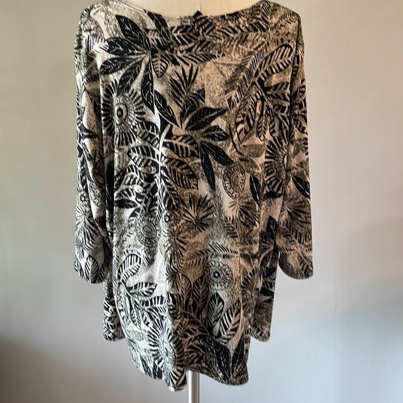 MAGGIE BARNES 2 in 1 look blouse top Leaf motif 3/4 sleeve front ring accent 3X - Picture 6 of 13